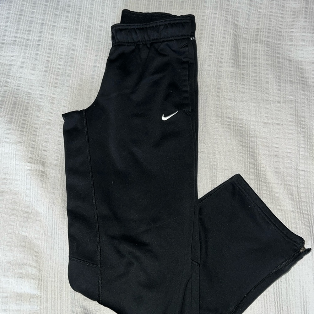 Womens Nike small fleece sweatpants. Would recommend if you’re 5’ 2” and shorter